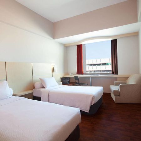 Hotel Ibis Mangga Dua Yakarta Exterior foto