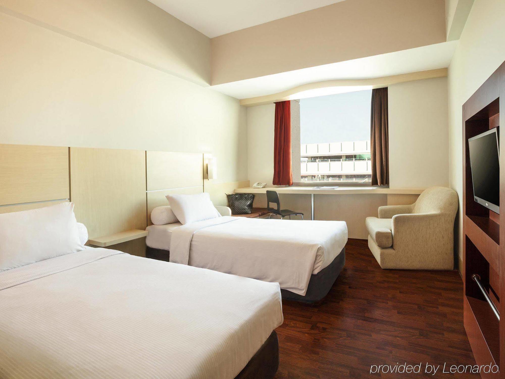 Hotel Ibis Mangga Dua Yakarta Exterior foto