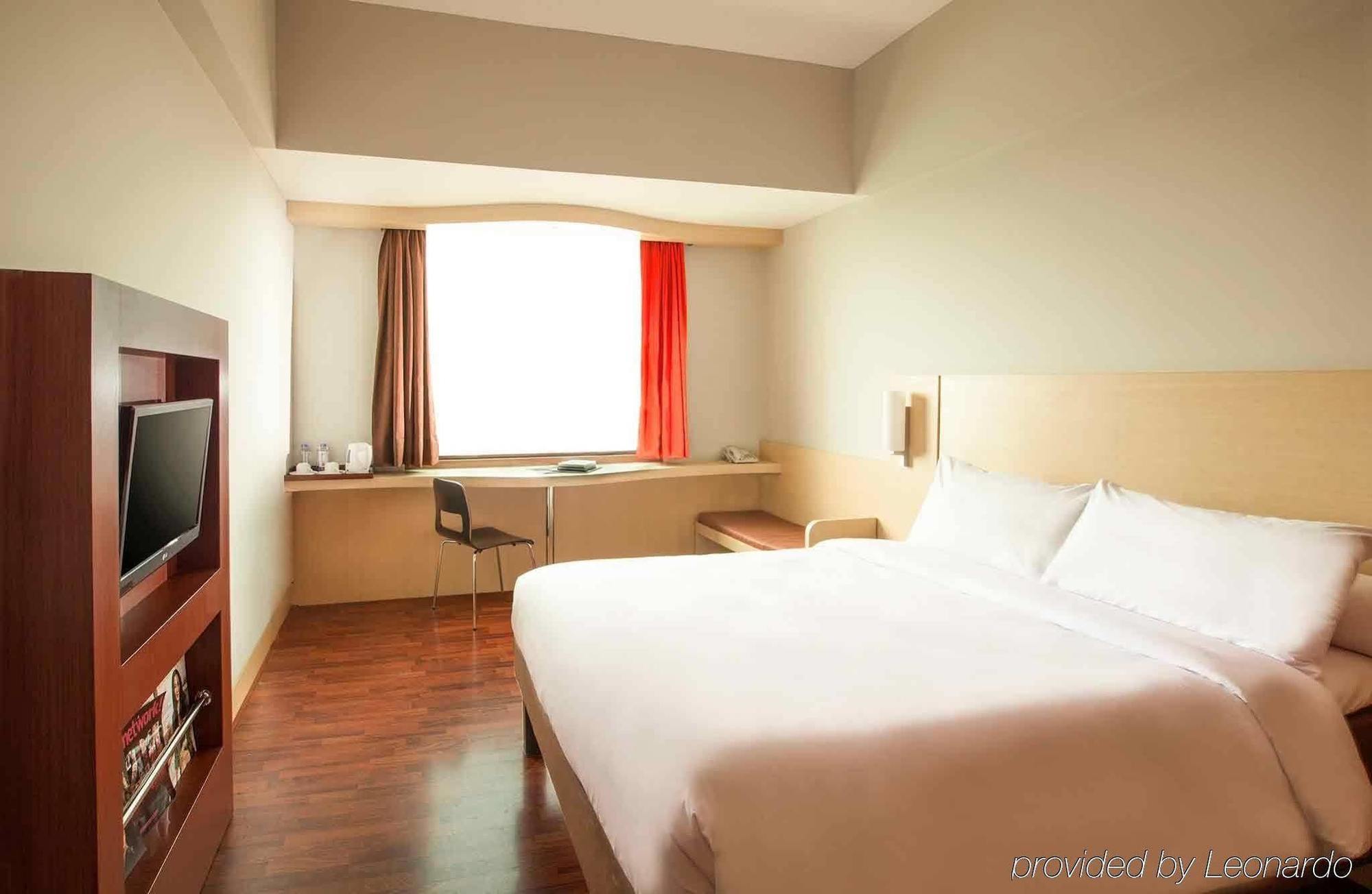 Hotel Ibis Mangga Dua Yakarta Exterior foto
