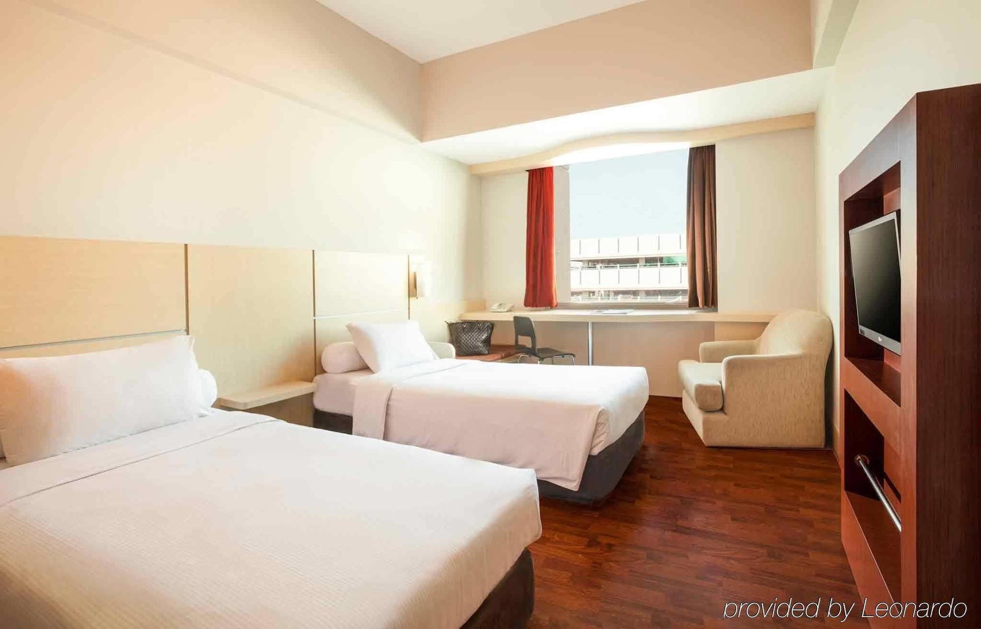 Hotel Ibis Mangga Dua Yakarta Exterior foto